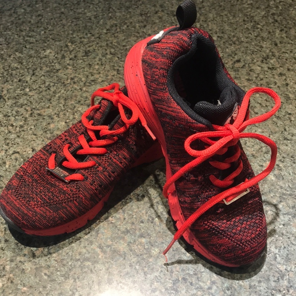 Gorilla Wear men’s size 5 sneakers red and black